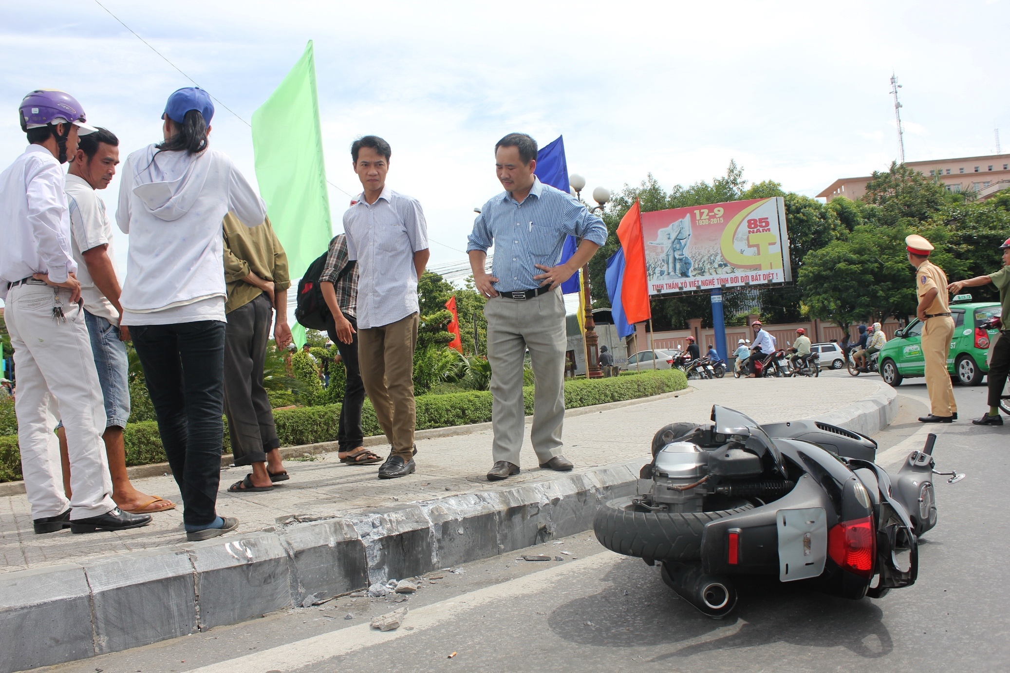 Xe SH nằm kềnh ra giữa đường, bị hư hognr nhẹ. Tài xế được người dân gọi xe đua đi câp cứu.