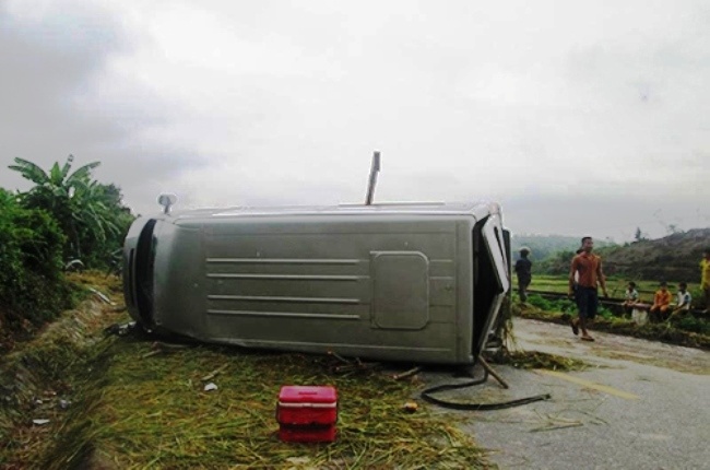 Oto khach lat nghieng, nhieu nguoi dap cua thoat than hinh anh