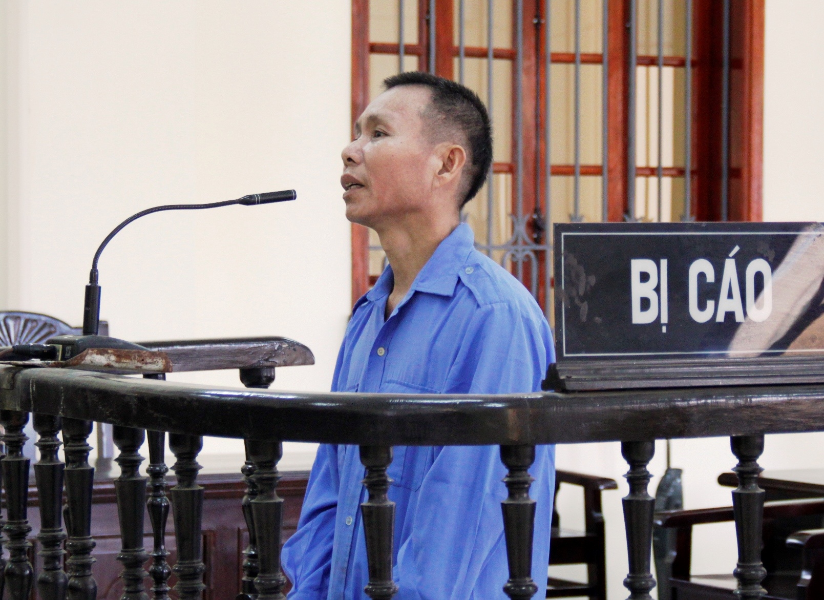 Dung liem cua co hang xom giua dem khuya hinh anh