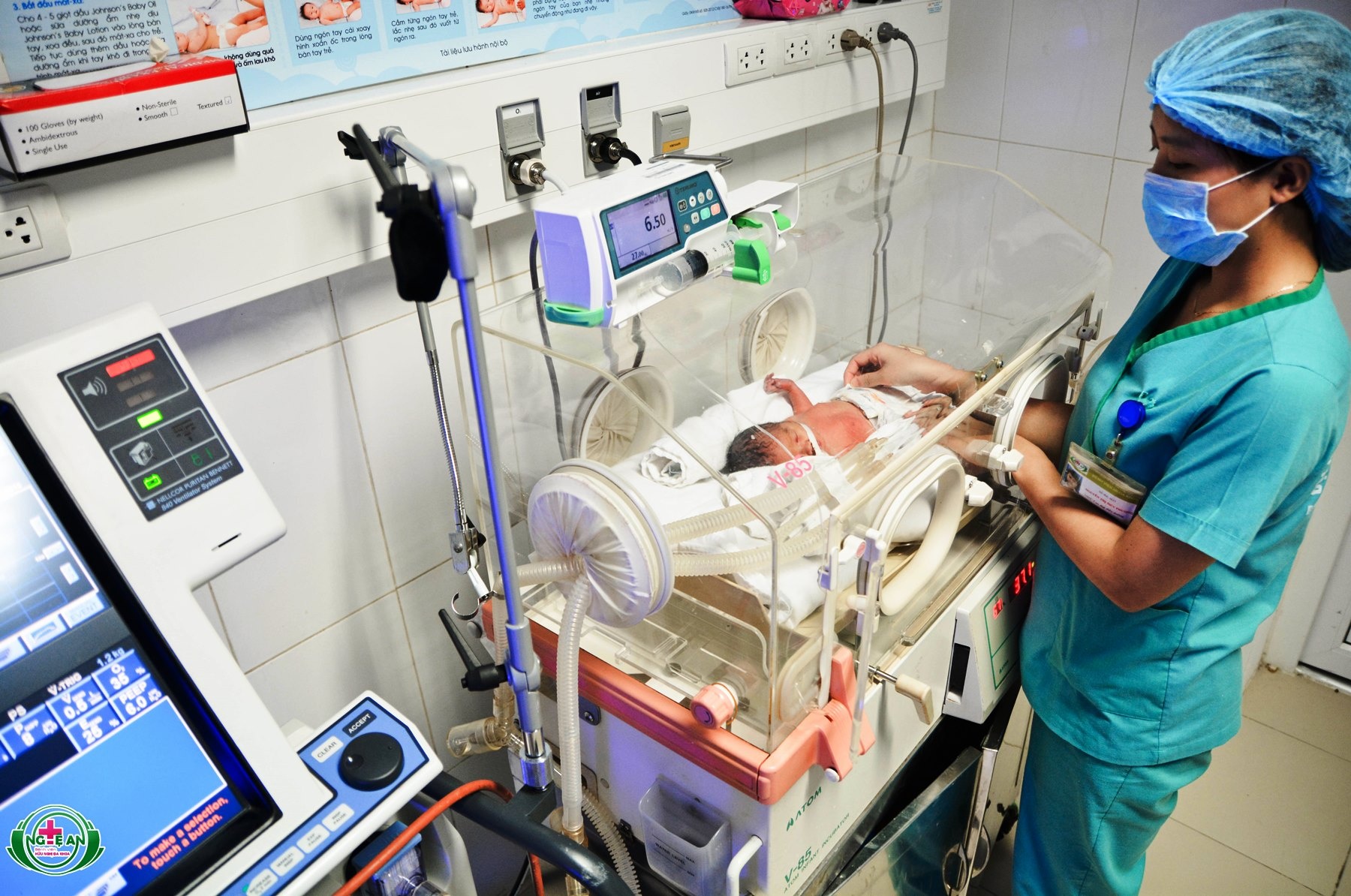 Bé gái sơ sinh con chị Dung đang được chăm sóc tại bệnh viện đa khoa tinh Nghệ An. Ảnh: Hoang Yến.