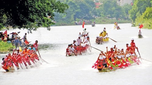 Trai bơi nỗ lực đến từng mái chèo để giành chiến thắng về cho làng mình. 