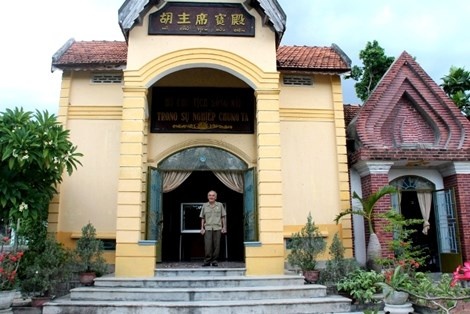 Ông Phước trước Bảo tàng Bác Hồ tại tư gia của mình.