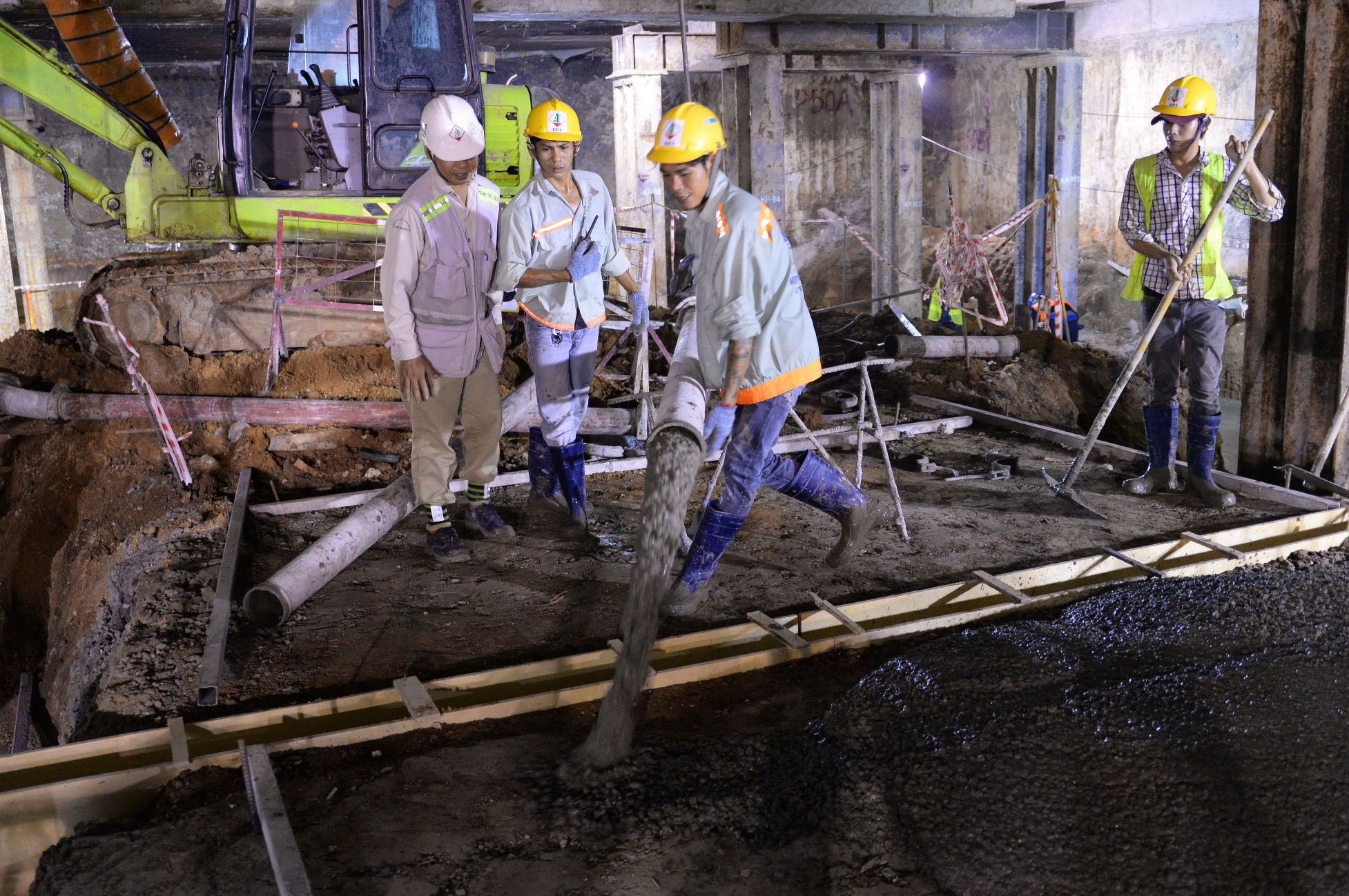 Dem khan truong trong long dat thi cong ga ngam metro hinh anh