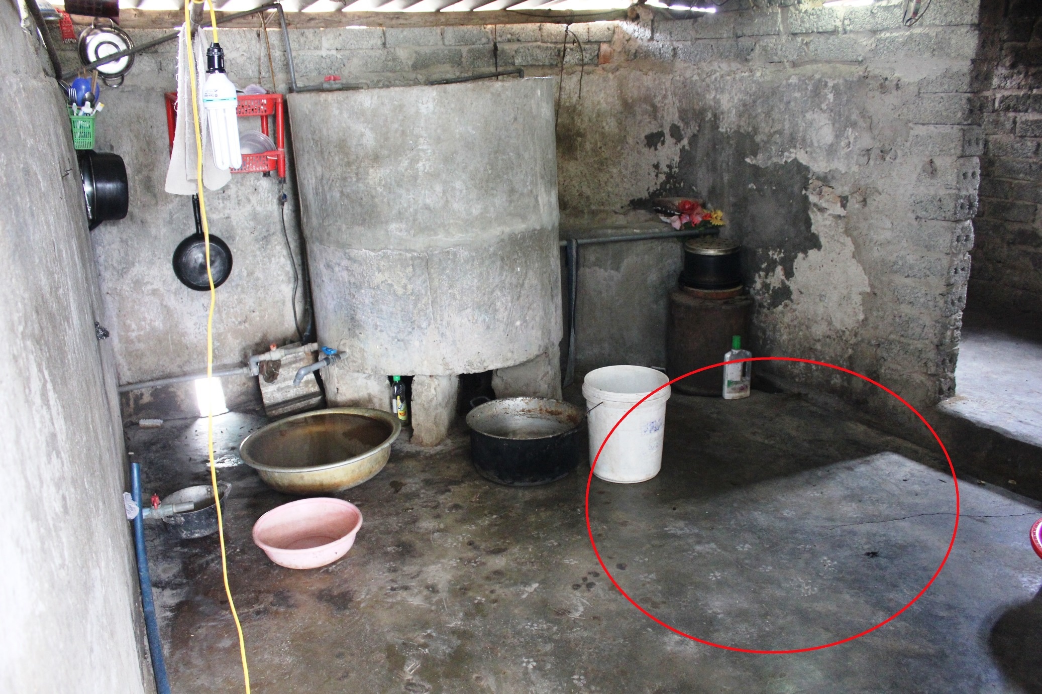 Hiện trường nơi bà Dụ bị chồng sát hại. Ảnh: Phạm Hòa.