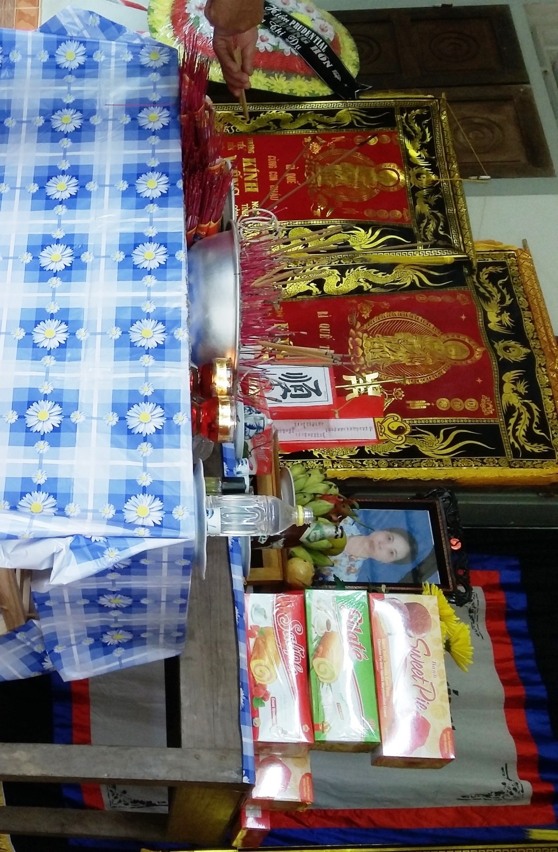 Di ảnh và bàn thờ của nạn nhân Dụ. Ảnh: Phạm Hòa.