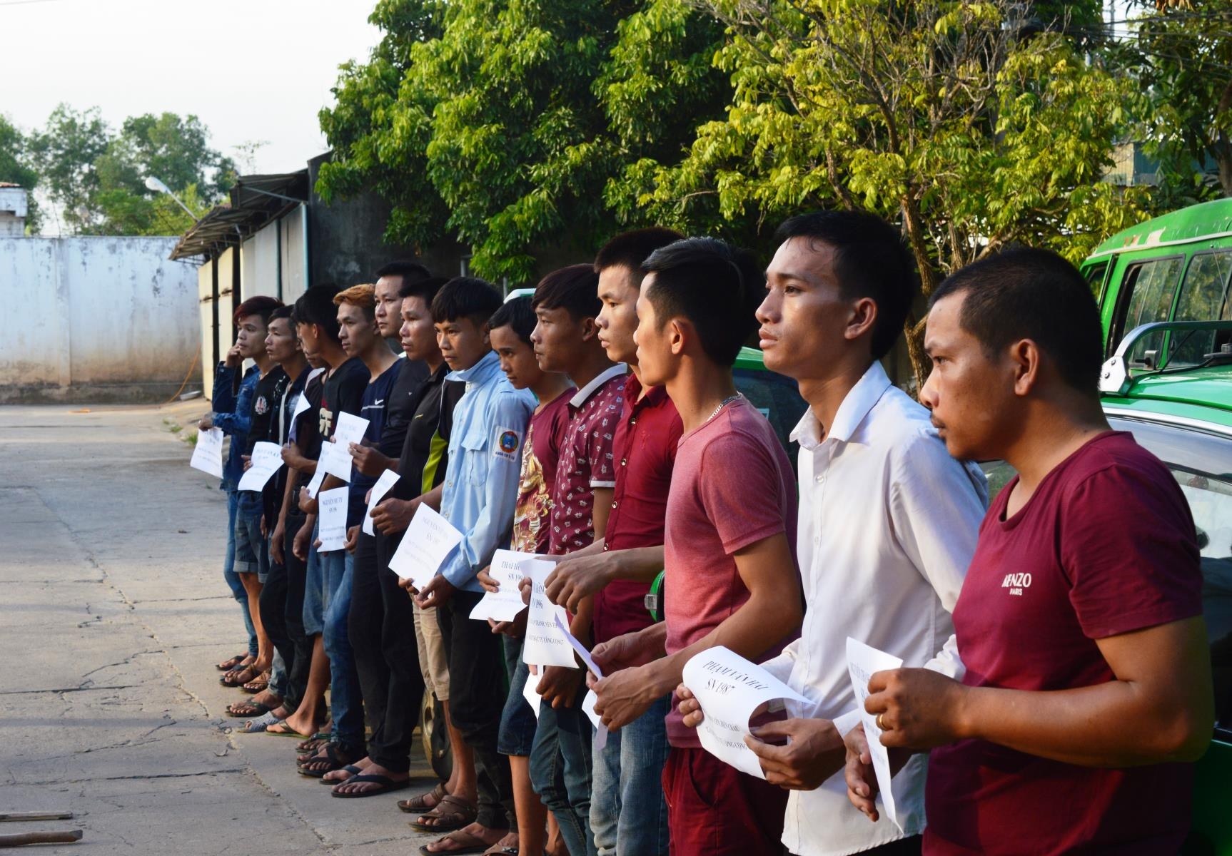 Những người tham gia vụ hỗn chiến. Ảnh: Đức Thắng.
