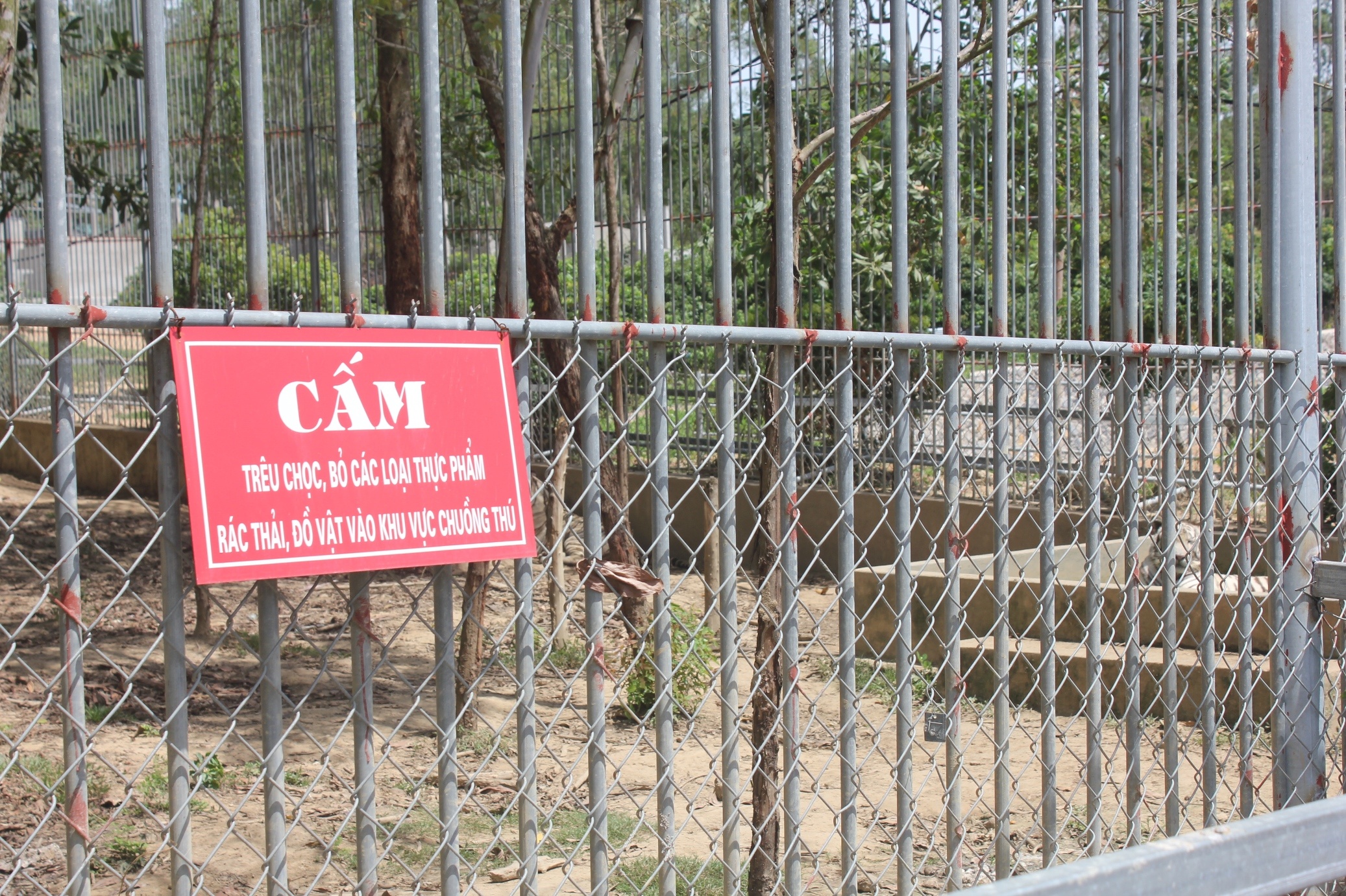 Biển cảnh báo du khách tham quan không được tiếp cận sát chuồng nuôi hổ hay cho chúng ăn. Cứ khoảng 3 m bản quản lý khu du lịch sinh thái lại đặt một biển nhằm đảm bảo an toàn tuyết đói cho du khách ham quan.