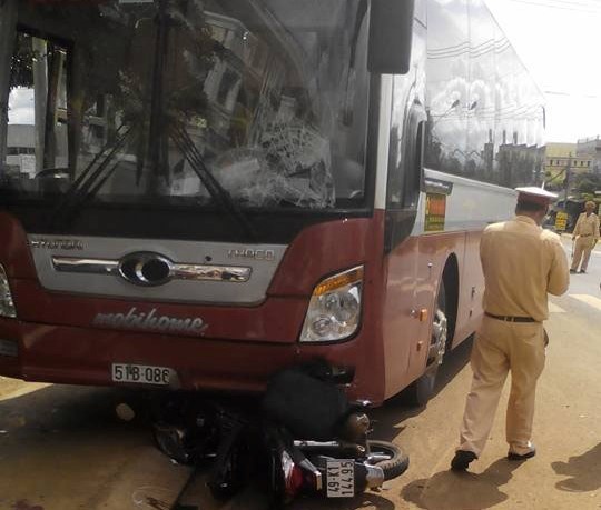 Oto giuong nam dam xe may, mot giao vien tu vong hinh anh