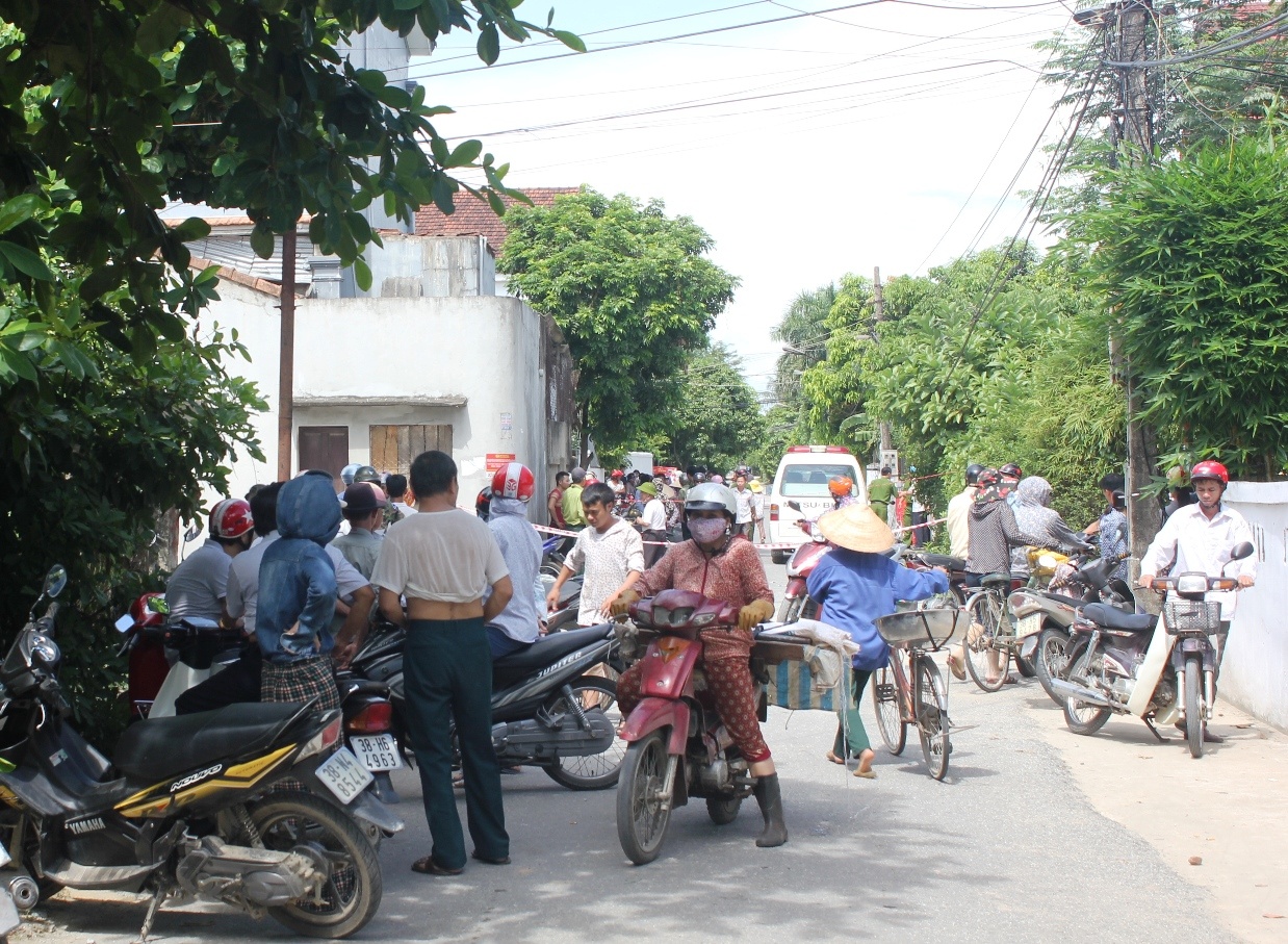 Cảnh sát phong tỏa hiện trường, rất nhiều người dân hiếu kỳ tập trung theo dõi vụ việc. Ảnh: Phạm Hòa.