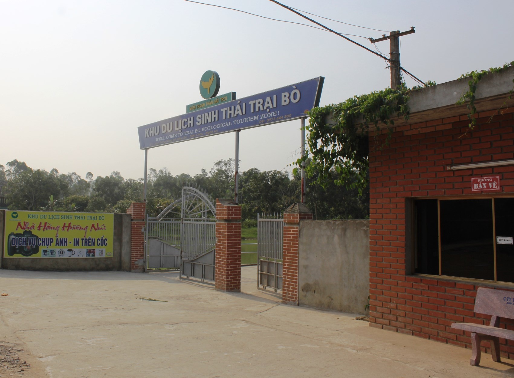 Khu du lịch sinh thái Trại Bò có hẳng phòng bán vé đặt ở một bên cổng ra vào. Ảnh: Phạm Hòa.