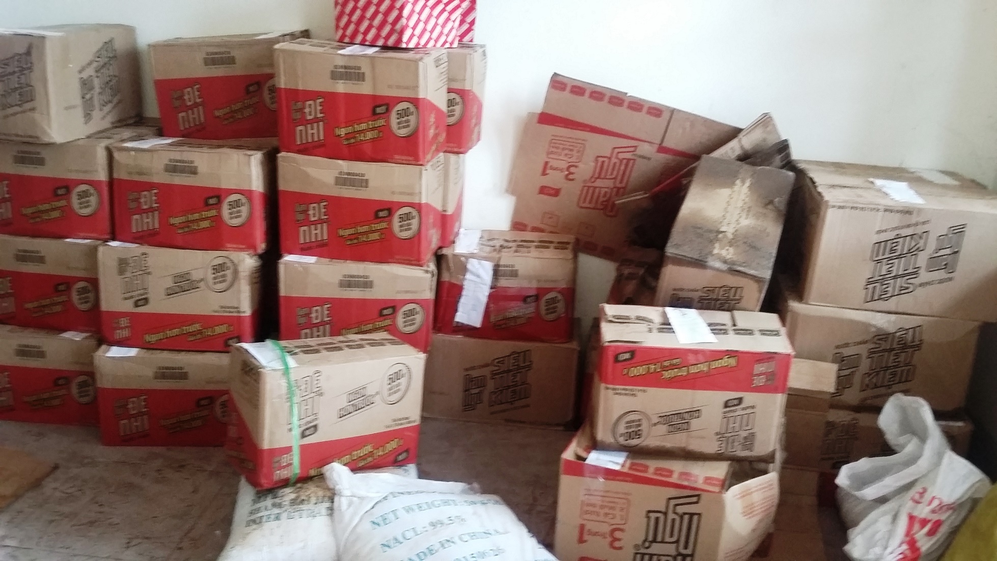 Nguoi cho nuoc mam gia ngo y hoi lo canh sat 100 trieu hinh anh