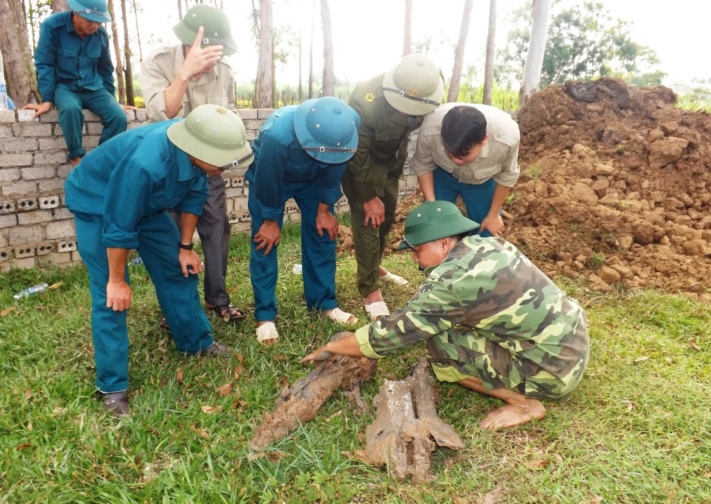 Quả tên lửa được đưa lên bờ an toàn. Ảnh: Lê Hùng.