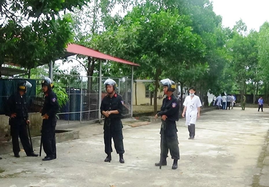 Cảnh sát phong tỏa hiện trường vụ việc. Ảnh: Nguyễn Đức.