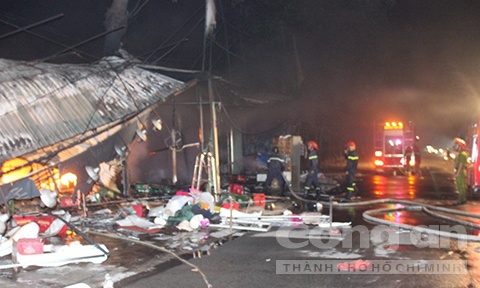 Cả khu vực bị ngắt điện để phục vụ công tác chữa cháy.