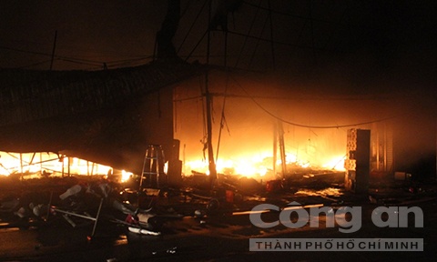 Ngọn lửa bùng cháy dữ dội