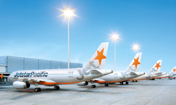 Xe thang va vao may bay do ky nang cua nhan vien qua kem hinh anh