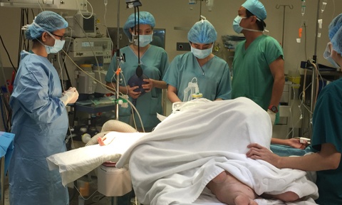 Các bác sĩ tiến hành phẫu thuật.