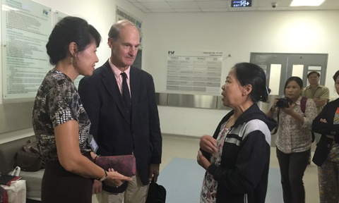 GS bác sĩ McKinnon (giữa) đang trò chuyện cùng thân nhân bệnh nhân.