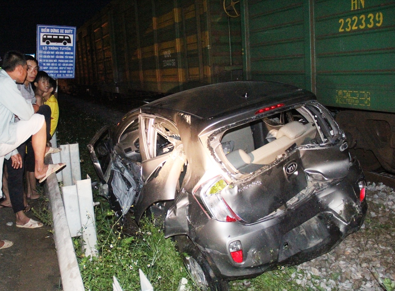 Oto chet may tren duong ray, tai xe mo cua bo chay hinh anh