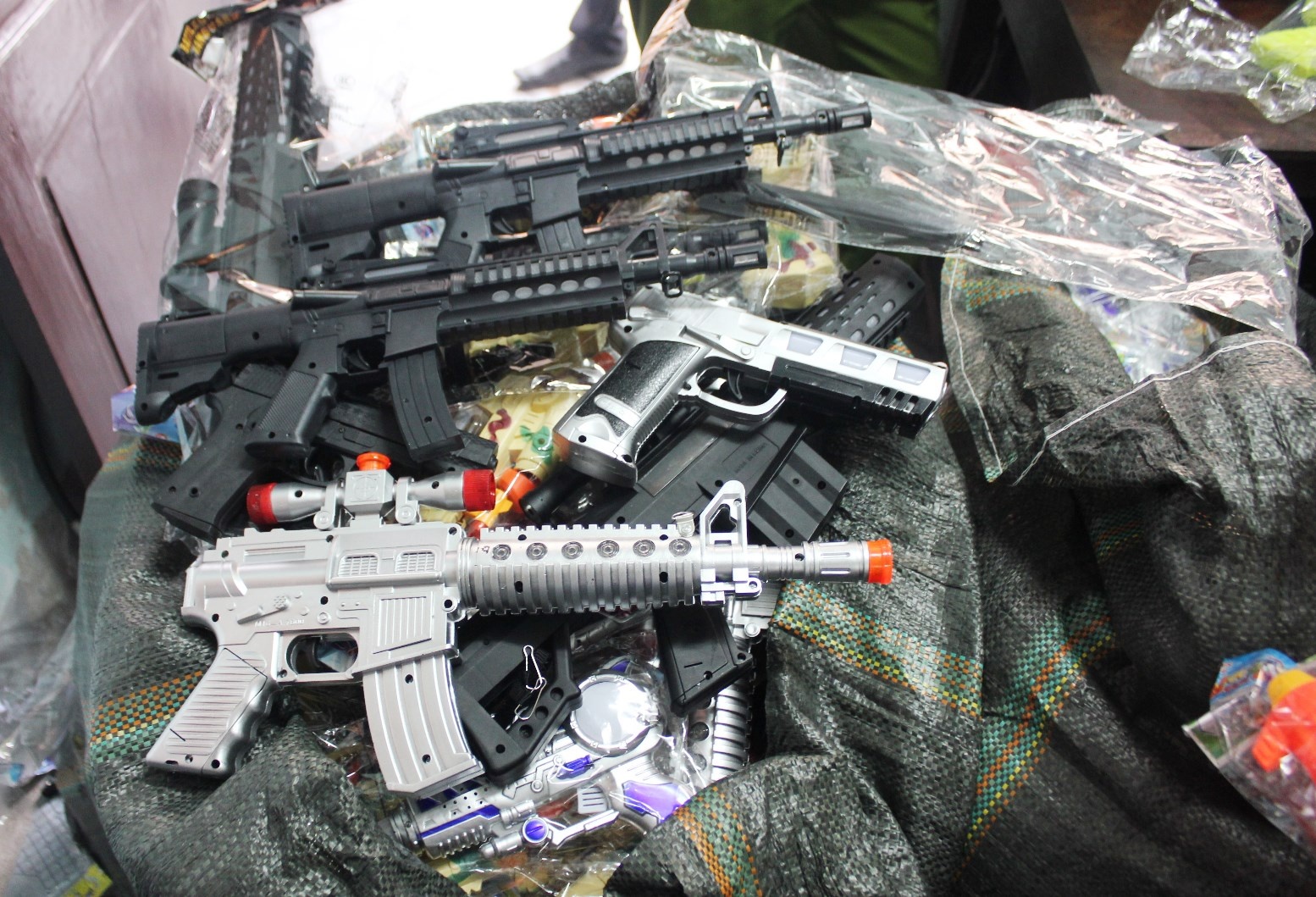 Lô hàng đồi chơi trẻ em bị cảnh sát thu giữ. Ảnh: Phạm Hòa.