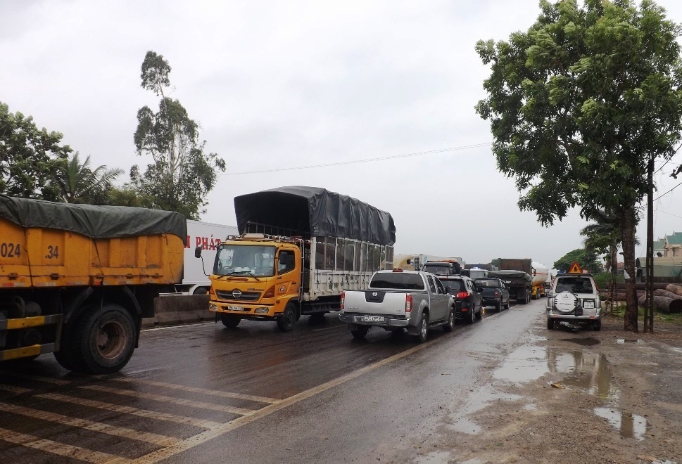 Giao thông qua đoạn đường này bị ách tắc cục bộ kéo dài. Ảnh: Hùng Lê.