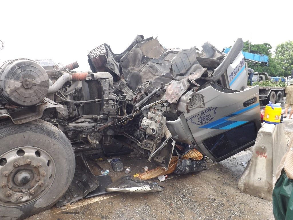 Xe container tong dai phan cach, quoc lo 1 tac hon 6 km hinh anh