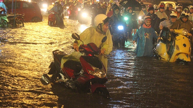 22h30 ngay 15/9, nhieu nguoi Sai Gon van o ngoai duong hinh anh