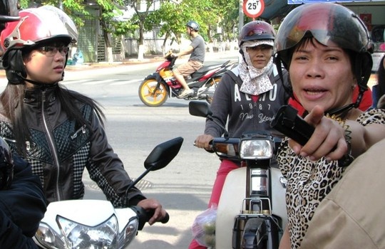 Người dân chỉ cho nữ