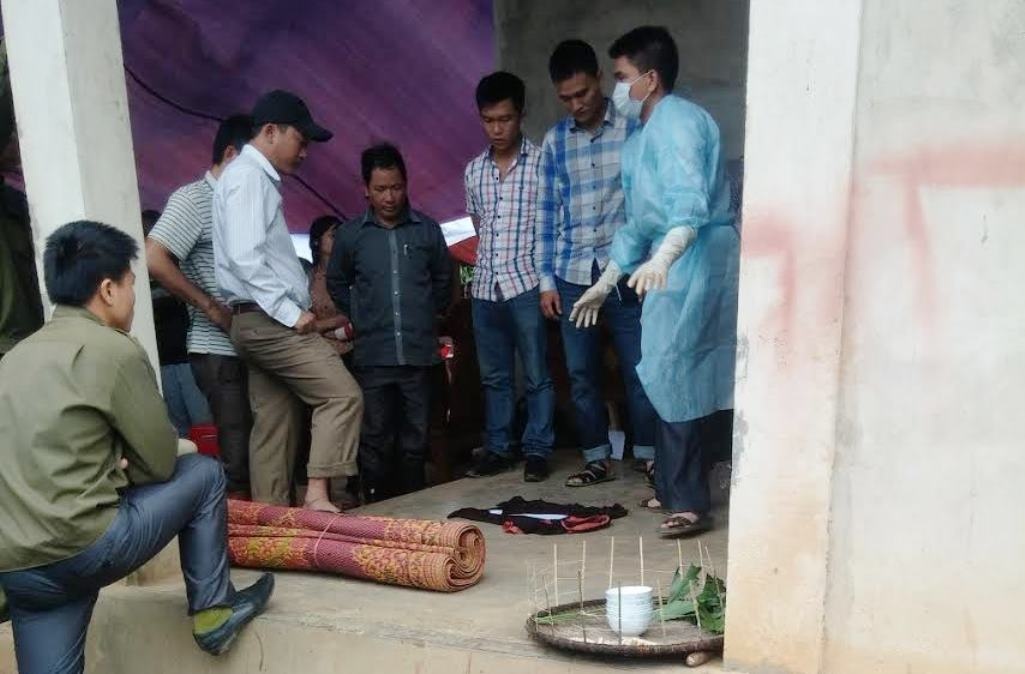 Lực lượng chức năng tiến hành khám nghiệm tử thi nạn nhân. Ảnh: CTV.