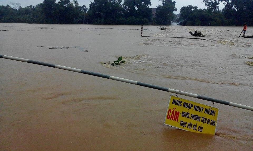 Cầu Tràn nối thị trấn Phố Châu và xã Sơn Giang (huyện Hương Sơn) bị ngập hoàn toàn. Các phương tiện qua lại đoạn đường này bị cấm lưu thông. Ảnh: Trọng Danh.