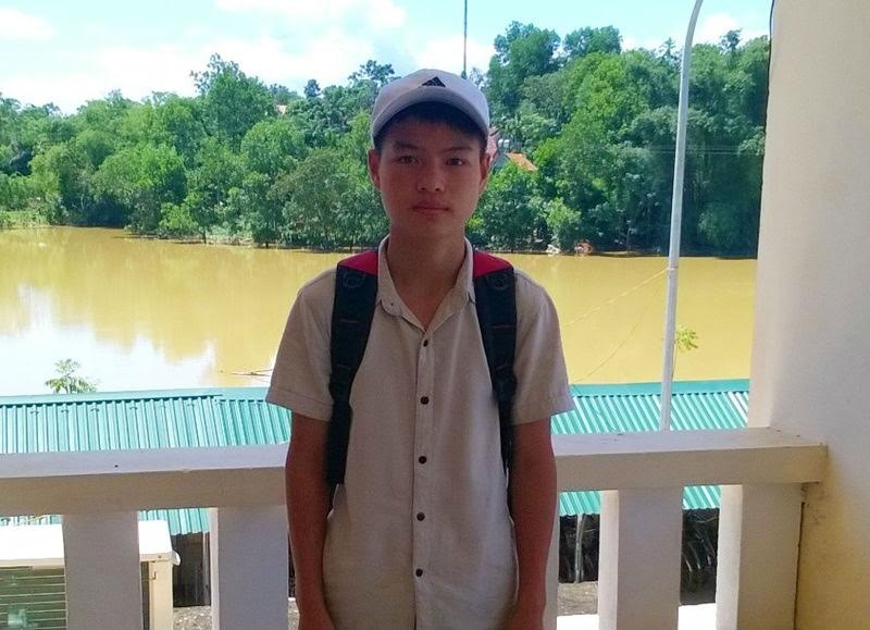 Em Nguyễn Hữu Thắng - người dũng cảm lao xuống nước lũ cứu cô giáo.