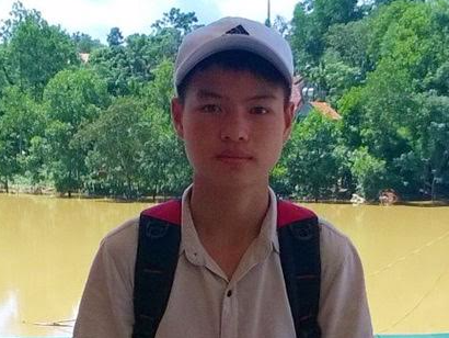 Hoc sinh lop 11 cuu co giao thoat chet giua dong lu hinh anh