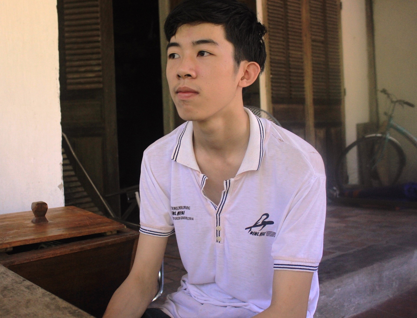 Ngà đang hoang mang, tuyệt vọng trước nguy cơ không được nhập học thoe nguyện vọng, mơ ước. Ảnh: Phạm Hòa.