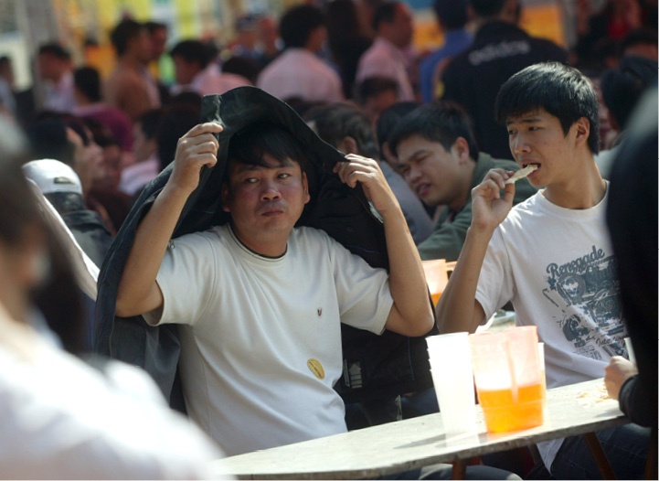 Gioi tre co xu huong lam dung ruou bia hinh anh