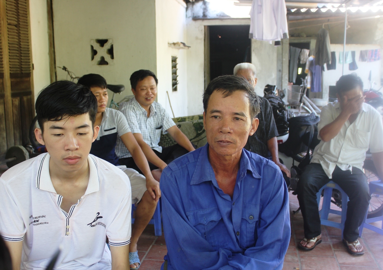 Nguyễn Đức Ngà và bố trình bày sự việc. Ảnh: Phạm Hòa.