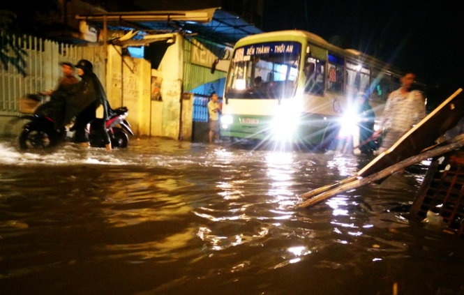 Nước ngập trên đường Lê Đức Thọ đoạn gần UBND phường 13, Gò Vấp bị ngập sâu sau trận mưa chiều tối 19/9.