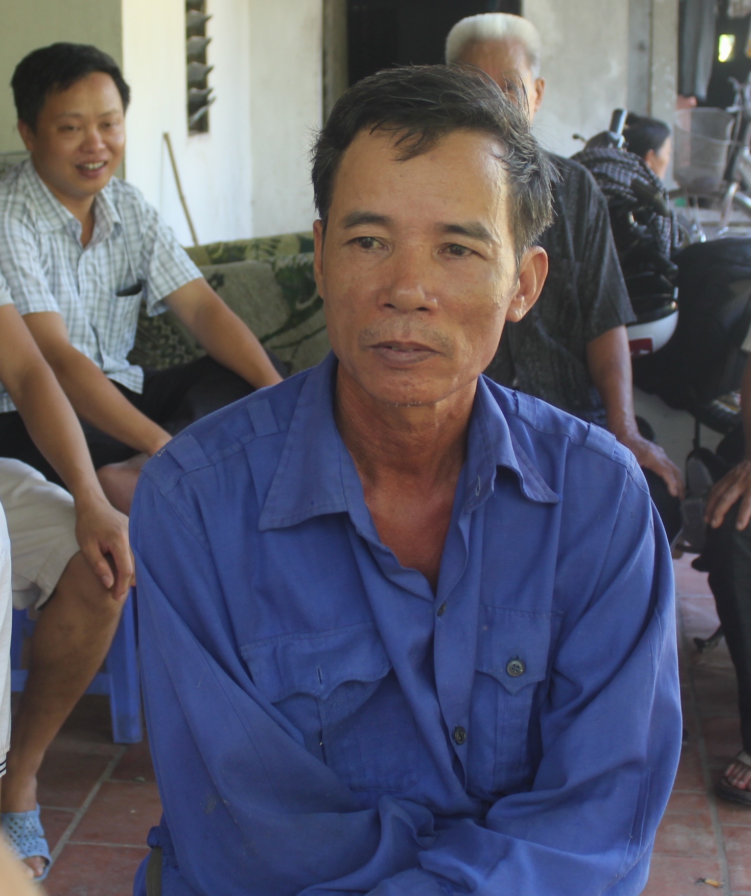 Ông Hóa đang lo cho tương lai của con trai. Ảnh: Phạm Hòa.