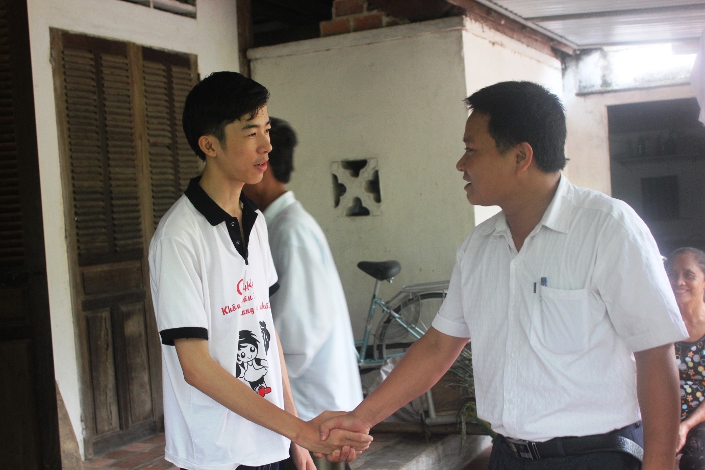 Thầy Quyền sau khi chia vui đã không quên căn dặn cậu học trò cưng của nhà trường trước ngày lên đường vào gioảng đường Đại học.