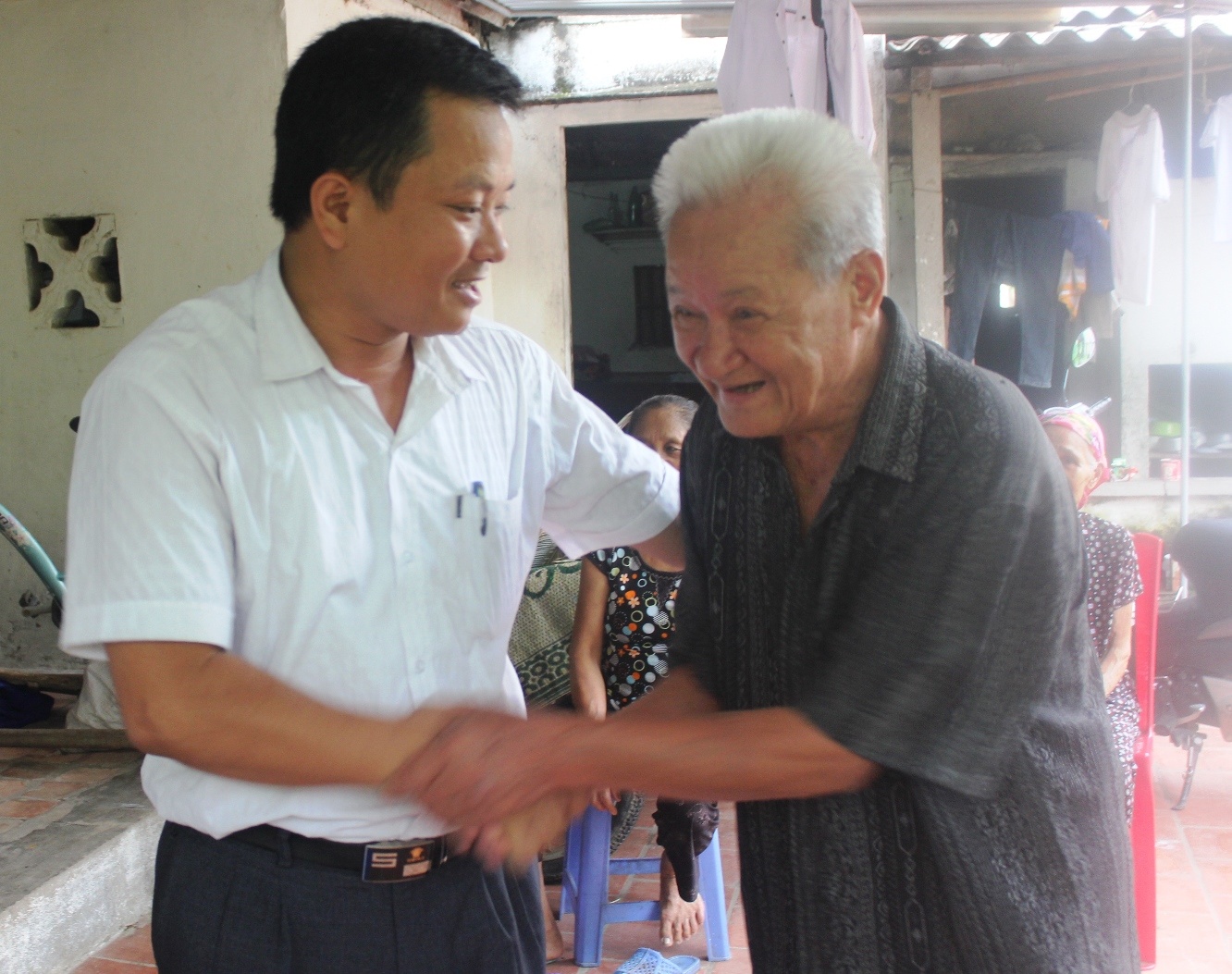 Thầy Quyền chia vui với ông Nguyễn Đức Sâm (ông nội của Ngà). “Nhà trường rất tự hào về em”, thầy xúc động nói với cụ Sâm.