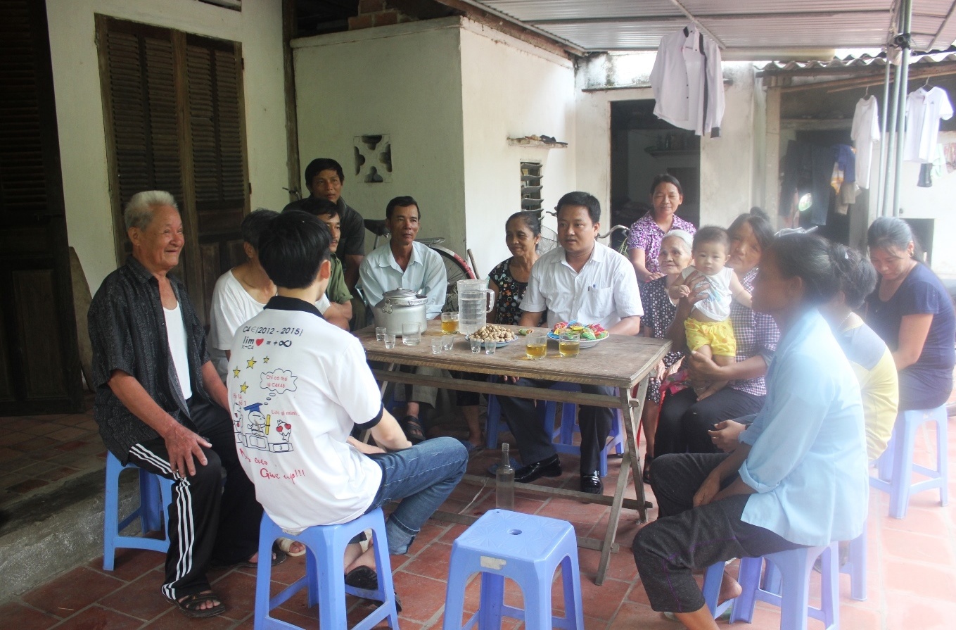  Sau khi nhận được thông tin em Nguyễn Đức Ngà (ở xã Khánh Sơn, huyện Nam Đàn, Nghệ An) được Bộ trưởng Bộ Công an đồng ý cho nhập học vào trường học viện cảnh sát nhân dân, hàng chục người bà con tập trung đến chia vui với gia đình nam sinh này. Ai cũng nở nụ cười mãn nguyện, tư hào vì đứa con của quê hương. 