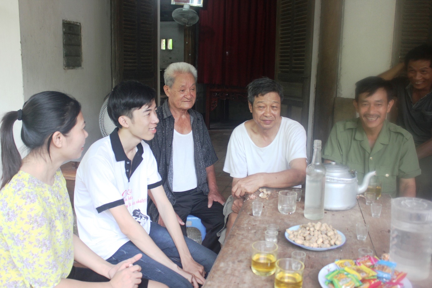 Ngà trò chuyện cởi mở, vui vẻ khi có người đến chia vui, chúc mừng em và gia đình.