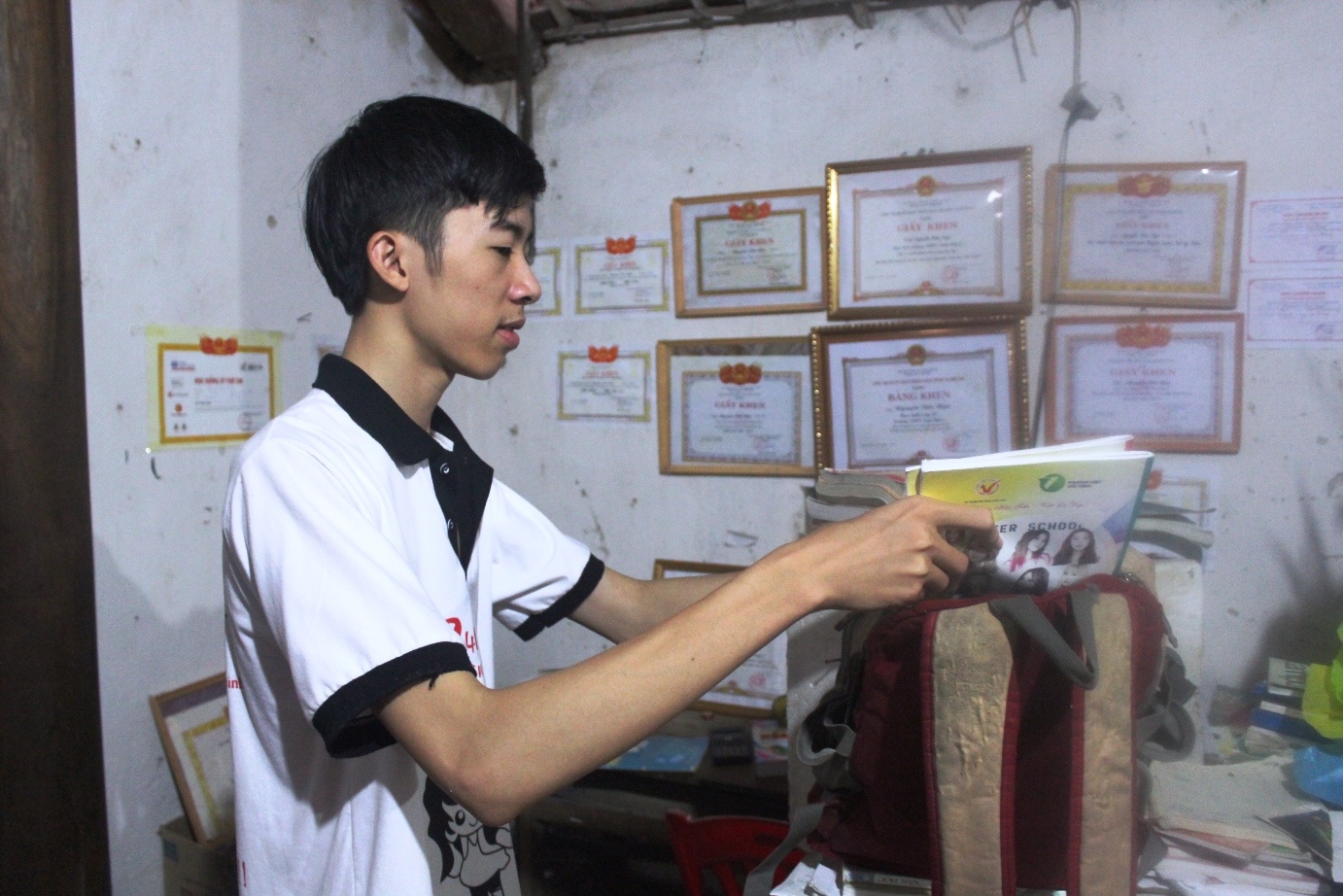 Nguyễn Đức Ngà chuẩn bị quần áo, sách vở để chuẩn bị lên đường ra Hà Nội nhập hoc, bắt đầu thực hiện mơ ước trở thành người chiến sĩ công an.