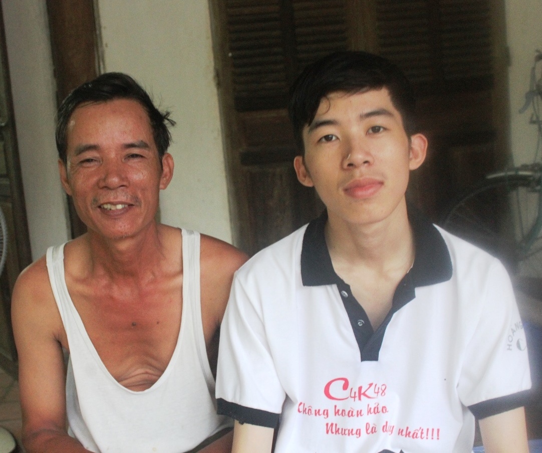 Nhà và bố của mình, ông Nguyễn Đình Hóa. Vì án tích của tôi mà đã gây khó khăn cho cháu. Nay cháu được nhập học tôi vui mừng lắm. Mong con sẽ học tốt để không phụ lòng mọi người.