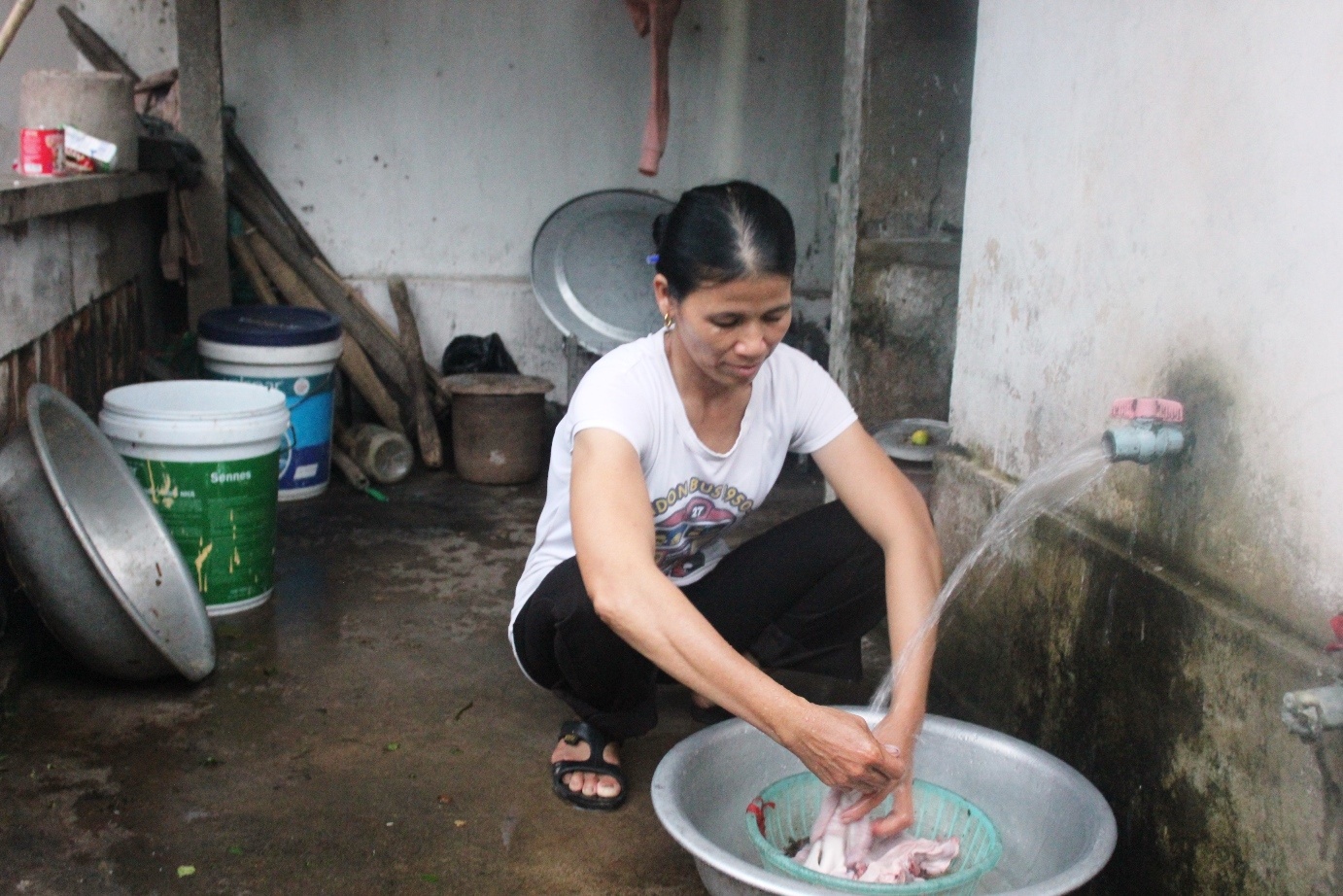 Bà Hoàng Thị Ngân (mẹ Ngà) mổ thịt gà mừng con trước ngày lên đường nhập học. Bà cho biết, khi nhận được tin con trai được Bộ Công an đồng ý cho nhập học, bà xúc động không nói nên lời. Người phụ nữ này chỉ biết nói lời cảm ơn và dặn dò con học hành tốt để trở thành người có tài cho xã hội.