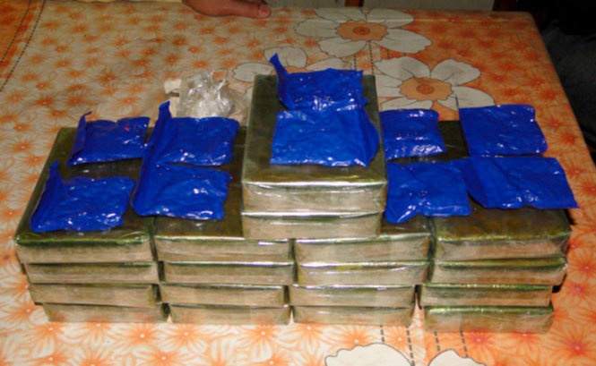 Ap vao khach san thu 12.000 vien ma tuy hinh anh
