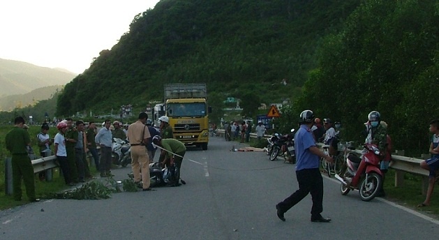 Dam vao lan can ven duong, 2 cha con tu vong hinh anh