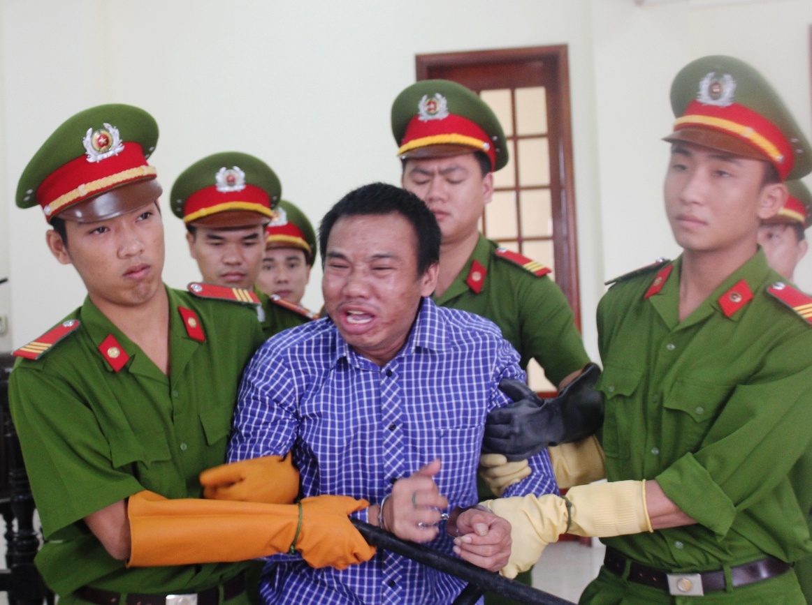 Pham nhan giet ban tu gao khoc khi toa tuyen an chung than hinh anh