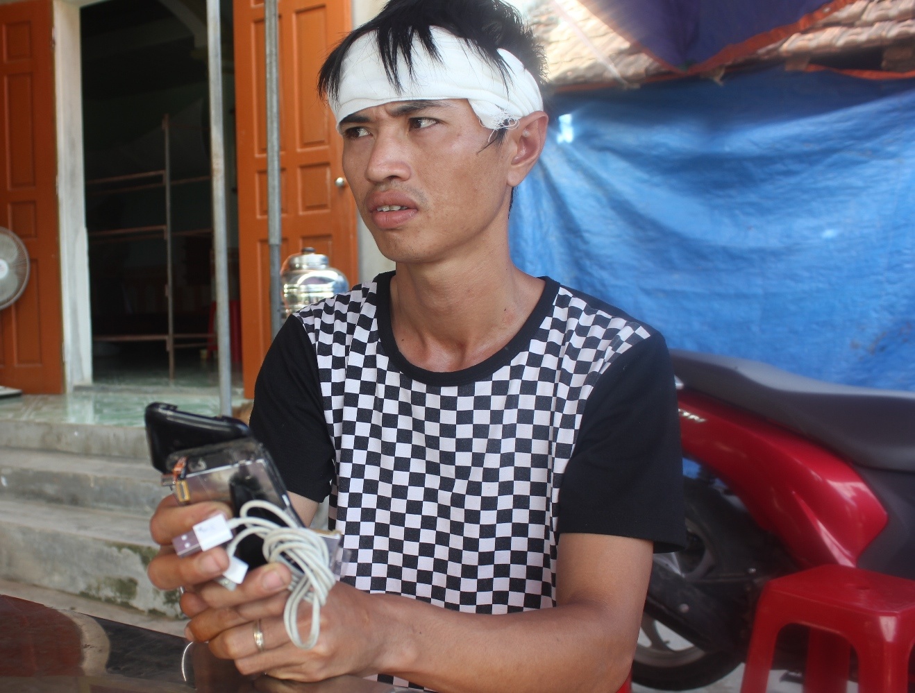 Su dung iPhone khi dang sac, thai phu tu vong hinh anh