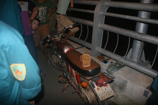 Xe máy và các vật dụng do Nam để lại trên cầu