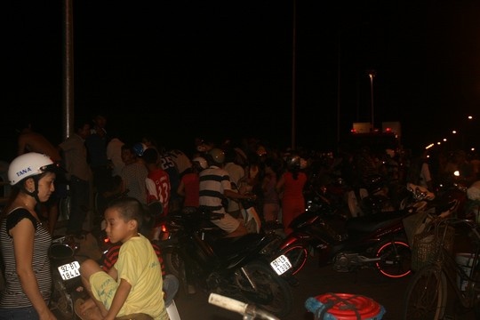 Hang tram nguoi xem tim thi the thanh nien nhay cau tu tu hinh anh